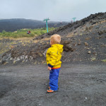 Bambino guardare funivia dell'Etna