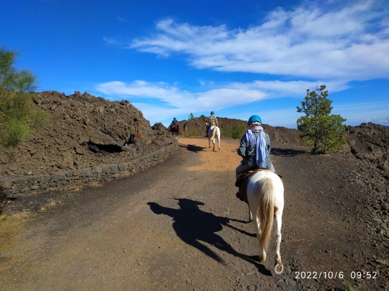 Andare a cavallo vulcano Etna lava