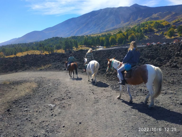 Escursione a cavallo Etna Nord Piano Provenzana