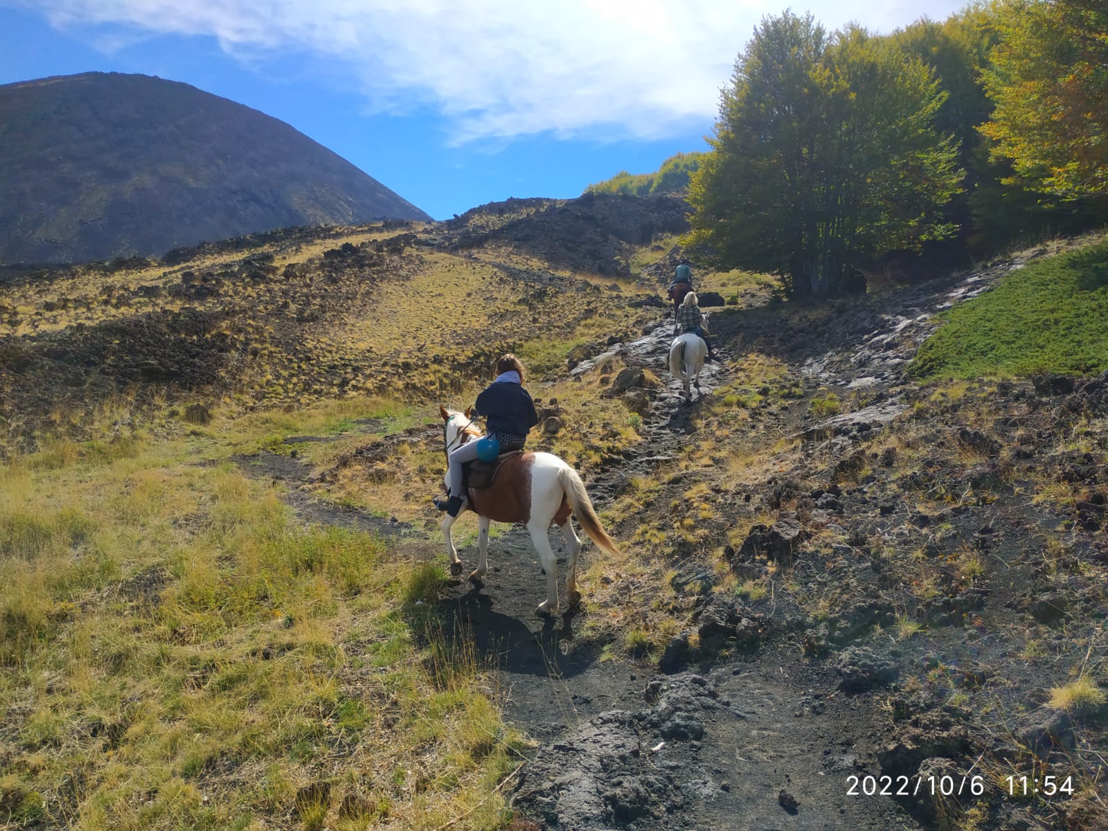 passeggiata a cavallo etna lava etna nord