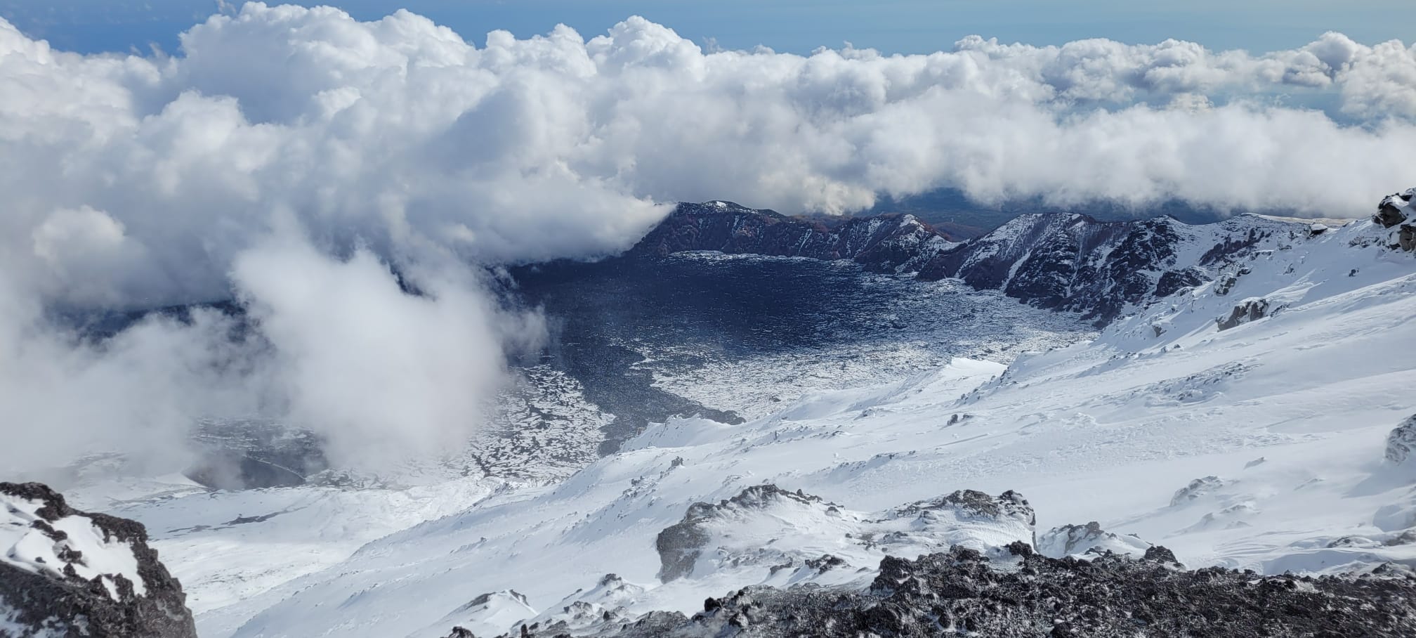 vista valle del bove con neve etna vulcano