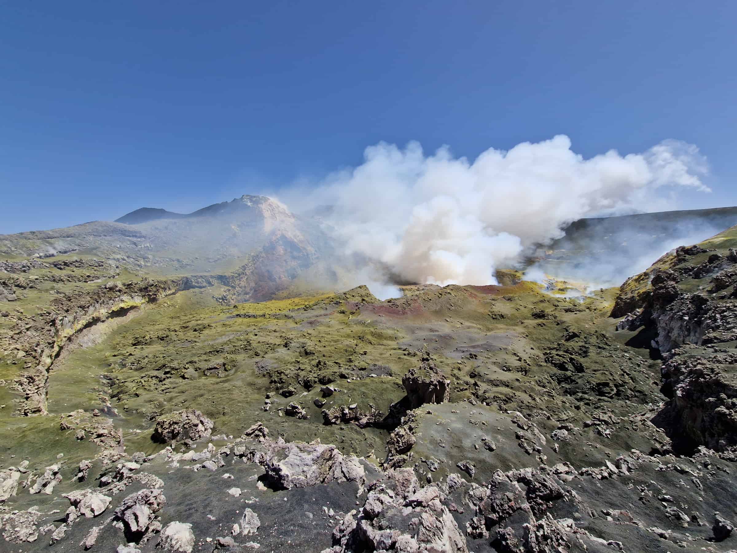 Cratere sommitale Etna vulcano fumo