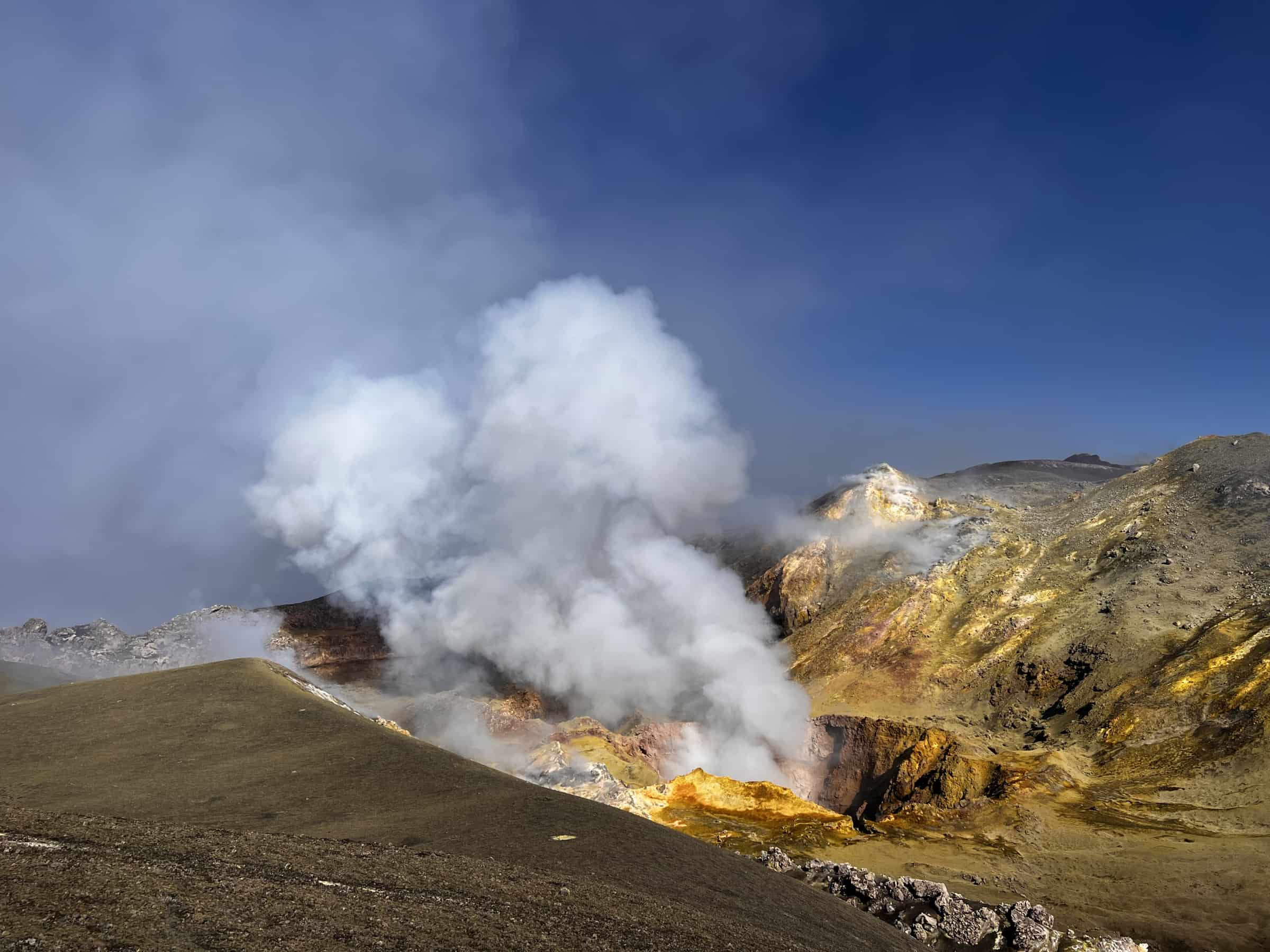Cratere sommitale solfo Etna vulcano