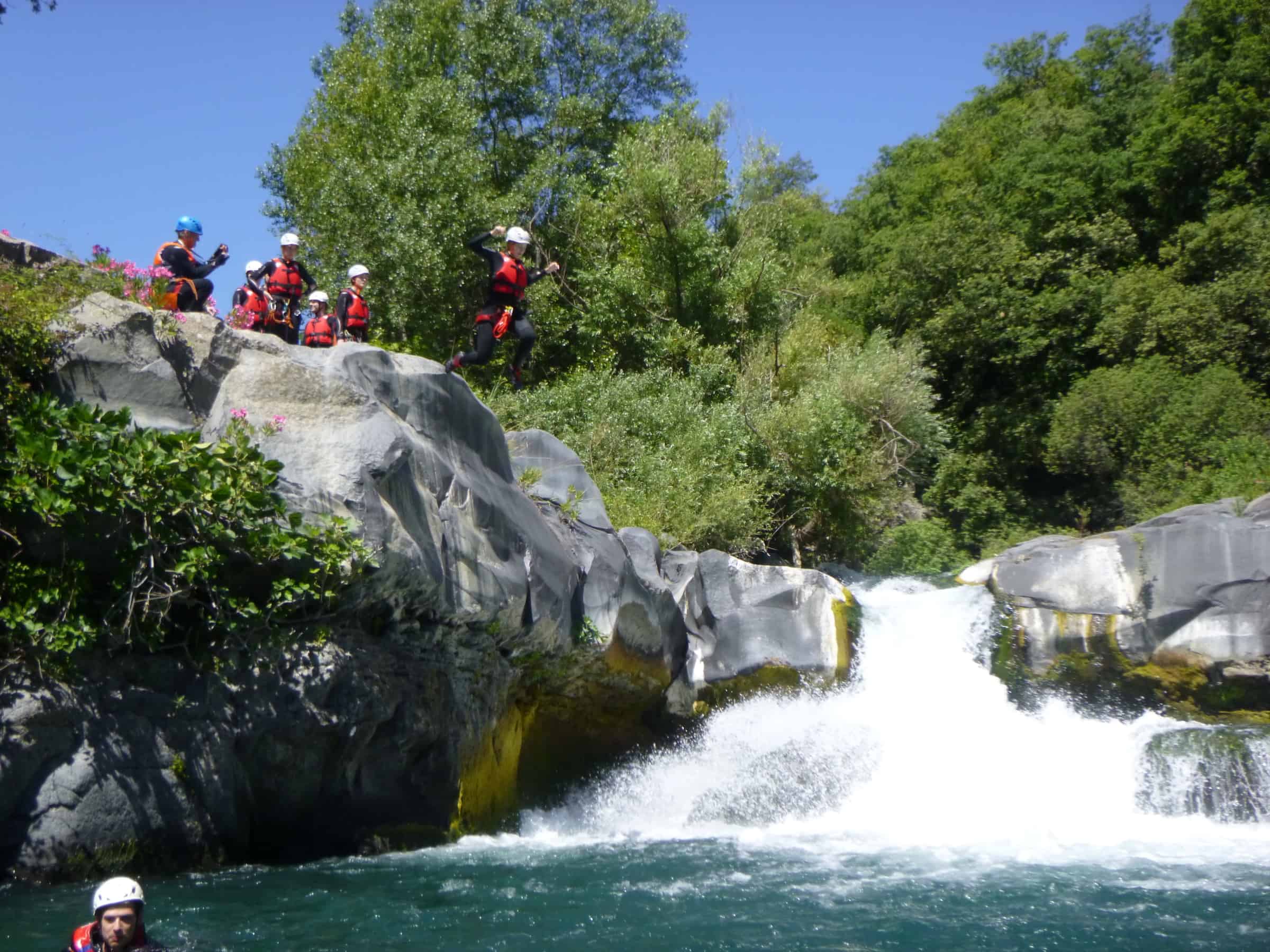 Salti Alcantara jumping tuffi fiume