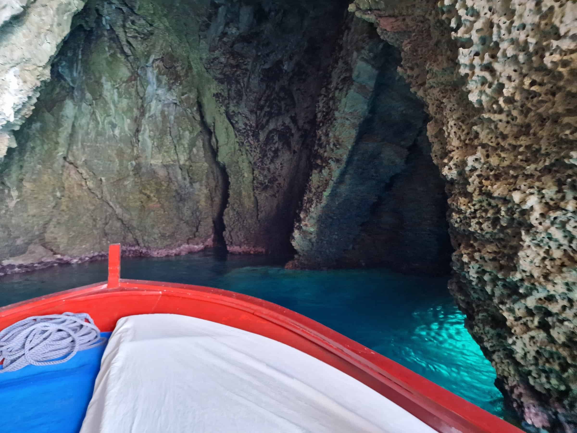 Dentro la Grotta azzurra tour barca Taormina