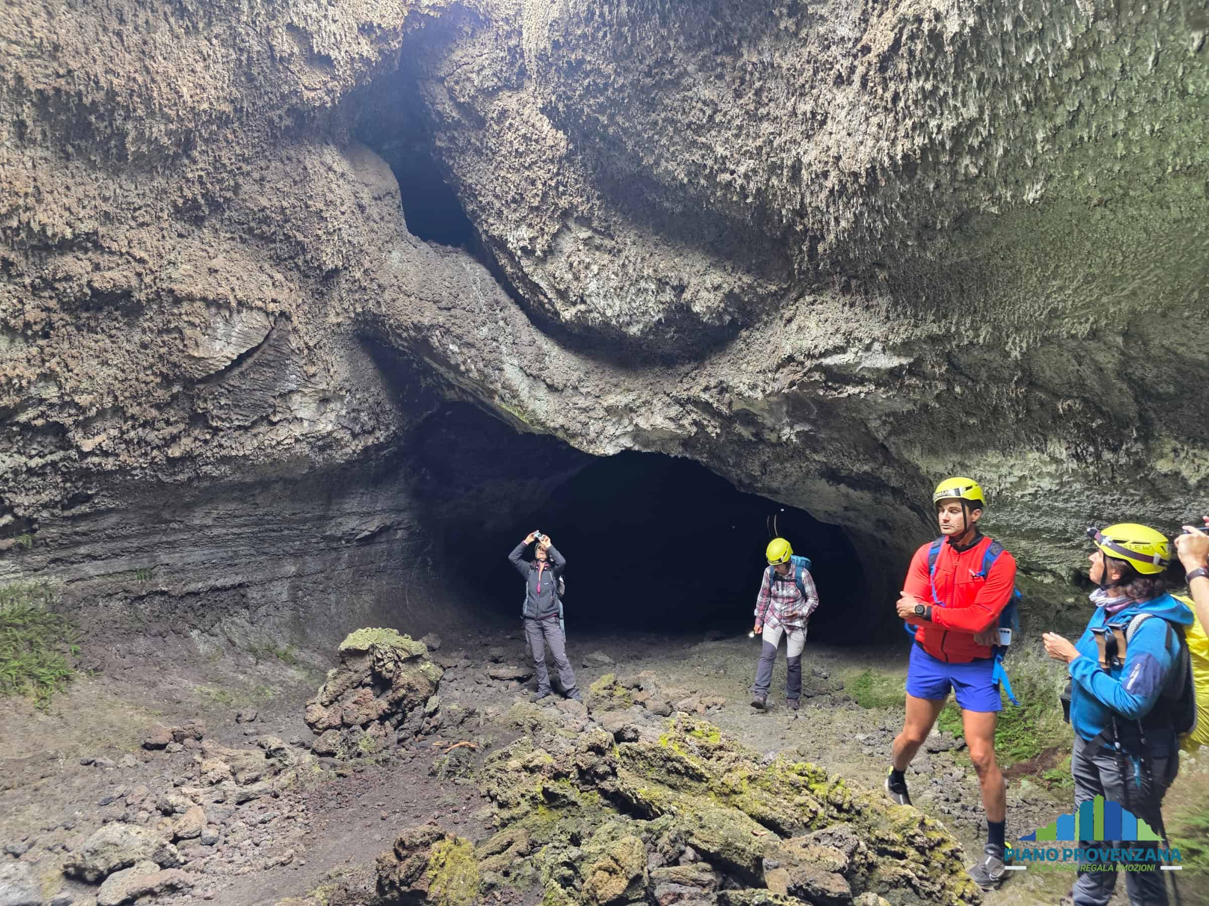 grotta dei lamponi esterno etna