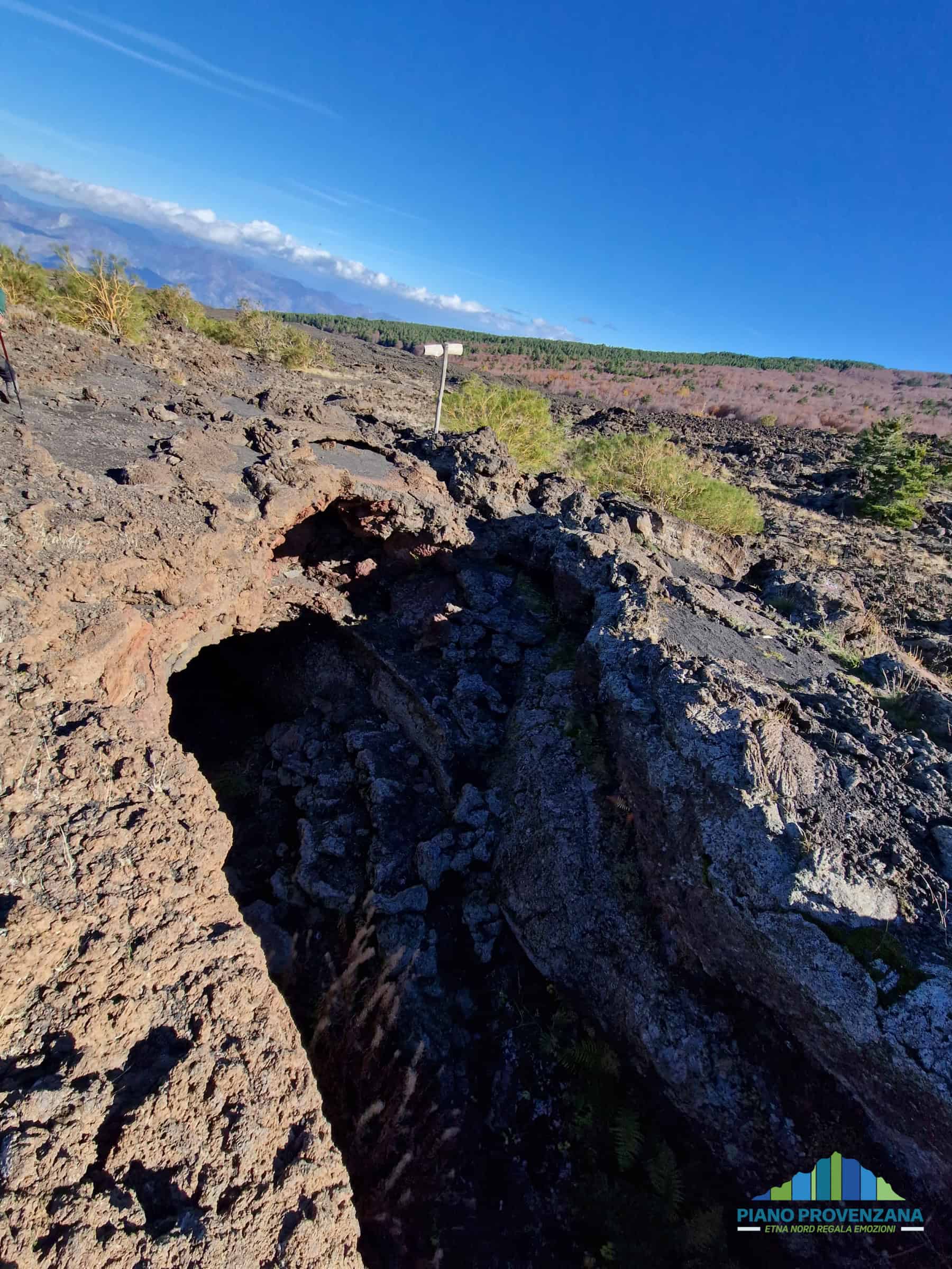 grotta dei lamponi esterno etna lava