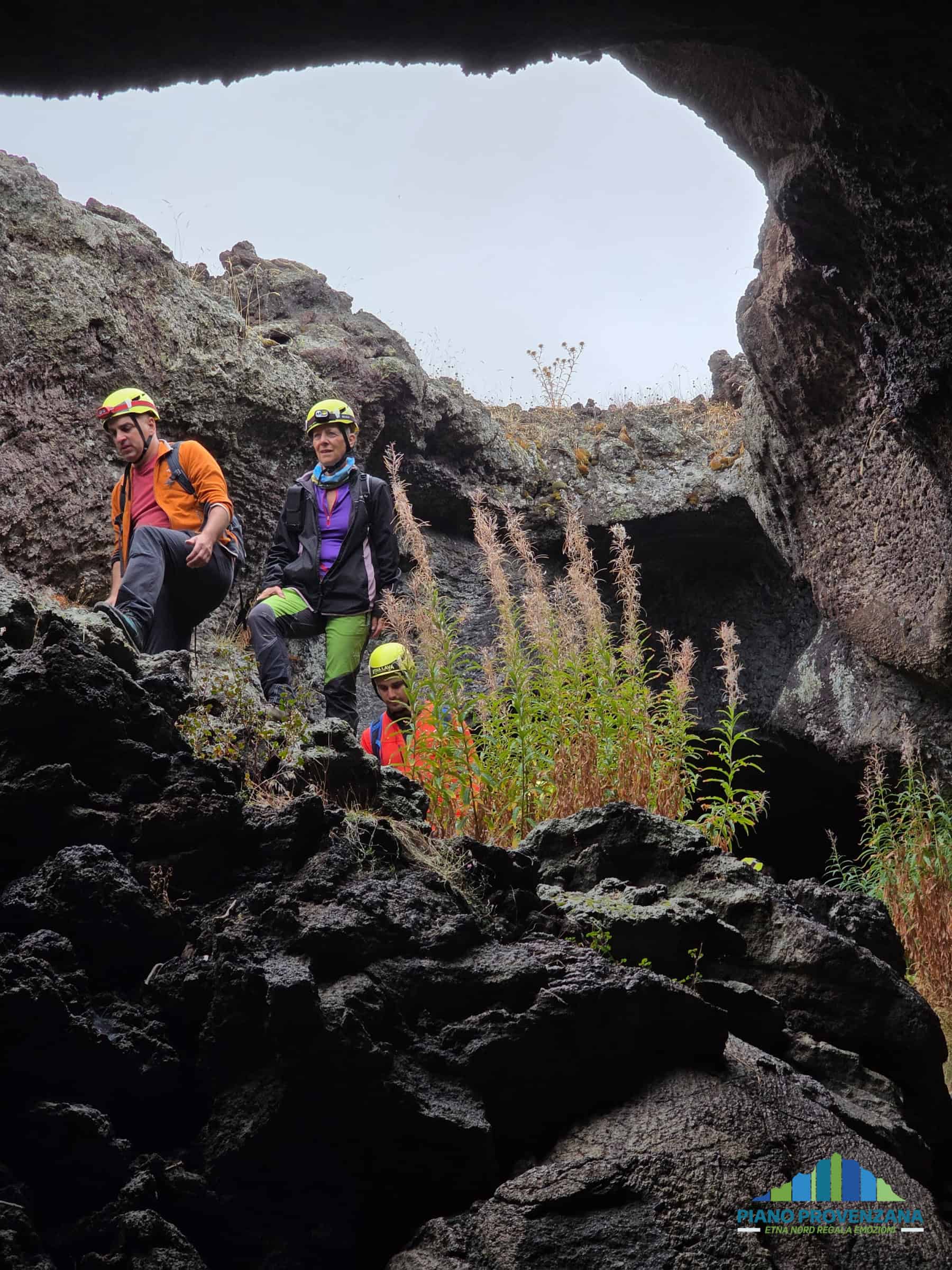 grotta lavica etna grotta dei lamponi etna trekking