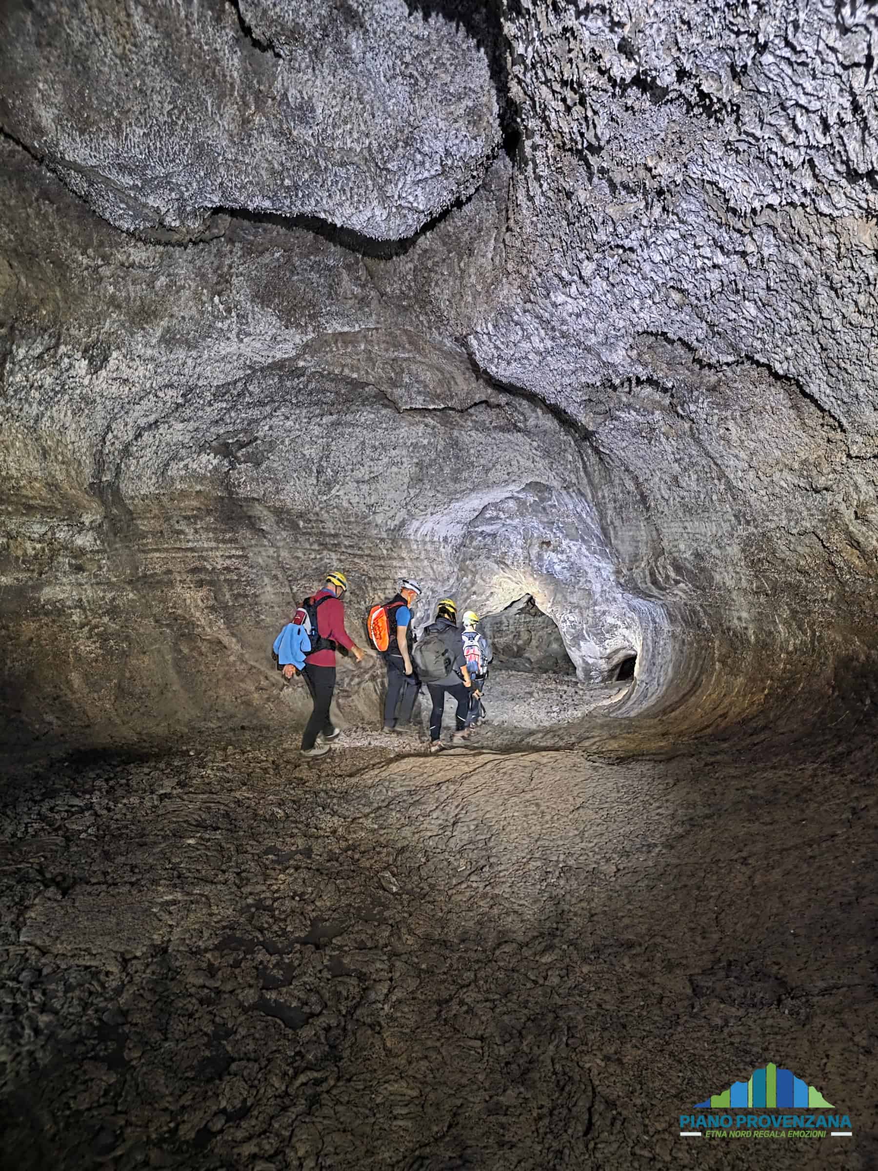 interno grotta dei lamponi etna nord trekking
